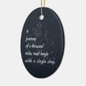 "Een reis..." Zen Proverb. Keramisch Ornament (Links)