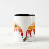 Een Retro Adventure Mountain Tweekleurige Koffiemok (Center)