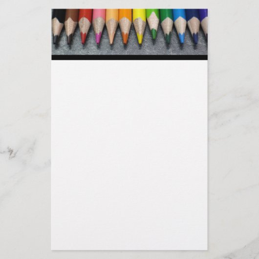 Een rij gekleurde pennen. briefpapier (Voorkant)