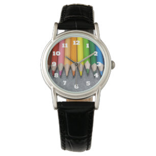 Een rij gekleurde pennen. horloge