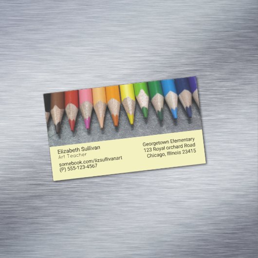Een rij gekleurde pennen. magnetisch visitekaartje (Voorbeeld)