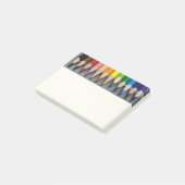 Een rij gekleurde pennen. post-it® notes (Schuin)