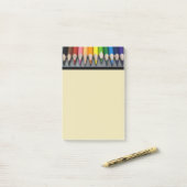 Een rij gekleurde pennen. post-it® notes (Op bureau)