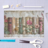 Een rij van oude boek stekels met verfraaide bloem tissuepapier (Craft)