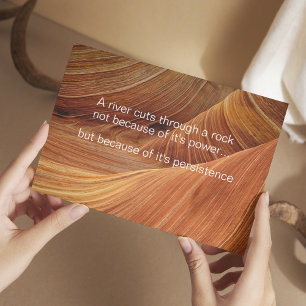 Een rivier doorsnijdt een rots - Inspirerend citaa Briefkaart