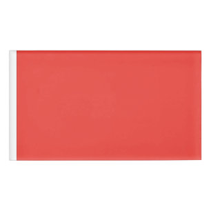 Een rode achtergrond met een witte rand naambadge