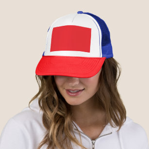 Een rode achtergrond met een witte rand trucker pet