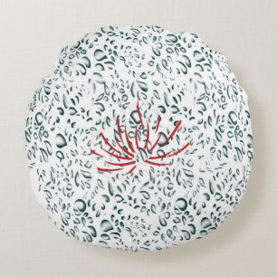 Een rode bloem op een zwarte achtergrond rond kussen