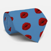 EEN RODE, RODE LIPS KISS ~ STROPDAS (Opgerold)