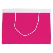 Een rode roos met levendige bloembladeren omringd  groot cadeauzakje (Voorkant)