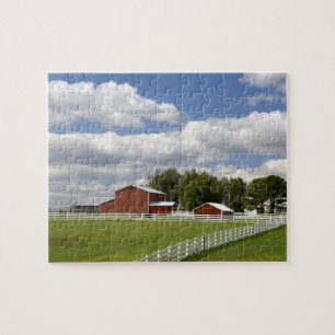 Een rode schuur en boerderij bij Pamona, Kansas. Legpuzzel