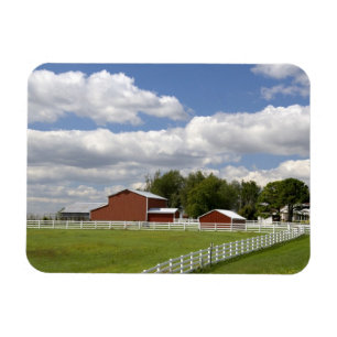 Een rode schuur en boerderij bij Pamona, Kansas. Magneet