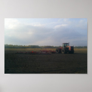 Een rode trekker die op de open gebieden rust.. poster