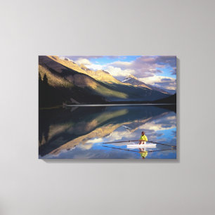 Een roeier op Banff Lake in Canada MR) Canvas Afdruk