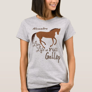 Een roestvrijend leder van paardenpestennen met ee t-shirt