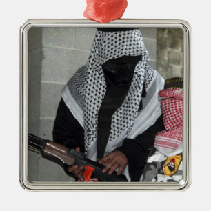 Een rollenspelende vijandelijke agressor bewapent metalen ornament