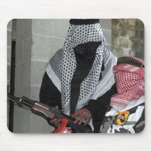 Een rollenspelende vijandelijke agressor bewapent  muismat