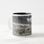 Een ronde van een AT-4 kleine raketwerper Tweekleurige Koffiemok (Voorkant links)