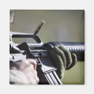 Een ronde vlucht uit de kamer van een M-16A2 Magneet