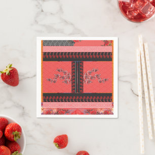 Een rood en zwart patroon met bloemen erop servet