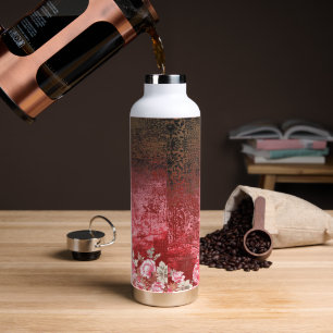 Een rood en zwart schilderij met een rode achtergr waterfles