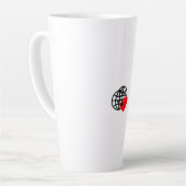 Een rood hartsymbool gemaakt met vloeiende, gedurf latte mok (Linkerhoek)