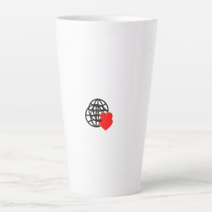 Een rood hartsymbool gemaakt met vloeiende, gedurf latte mok