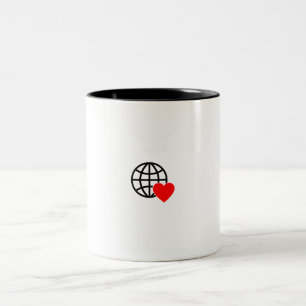 Een rood hartsymbool gemaakt met vloeiende, gedurf tweekleurige koffiemok