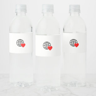 Een rood hartsymbool gemaakt met vloeiende, gedurf waterfles etiket