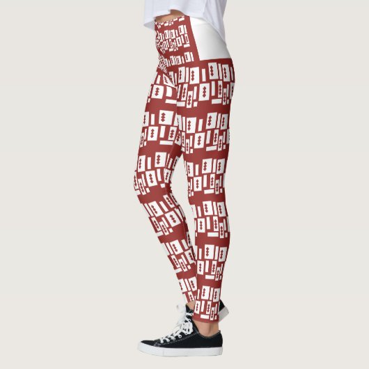 Een rood tapijt met een getextureerd patroon is ve leggings (Links)