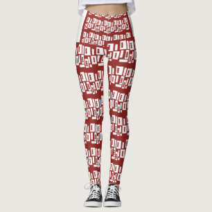 Een rood tapijt met een getextureerd patroon is ve leggings