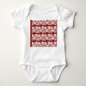 Een rood tapijt met een getextureerd patroon is ve romper (Voorkant)