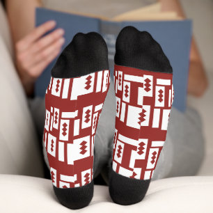 Een rood tapijt met een getextureerd patroon is ve sokken