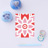 Een rood-wit patroon met een bloem erop flyer (Enkel)