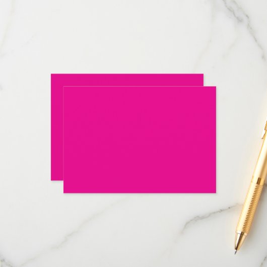 Een roze achtergrond met een informatiekaartje (Voorkant / Achterkant in situ)