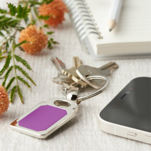 Een roze achtergrond met een witte rand sleutelhanger
