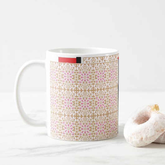 Een roze en witte bloem patroon op een bruine acht koffiemok (Met donut)