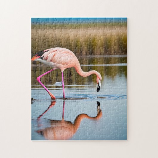 Een roze flamingo die zijn spiegelbeeld in het wat legpuzzel (Verticaal)