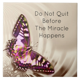 Een roze vlinder op een crème satijnen achtergrond tegeltje