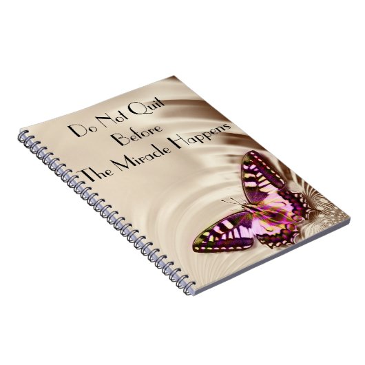 Een roze vlinder op een roomsatijnachtergrond notitieboek (Rechterzijde)