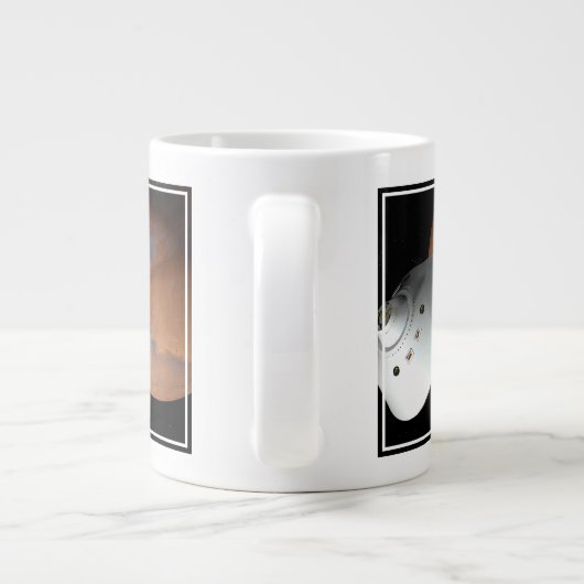 Een ruimteschip in aeroshell nadert Mars. Extra Grote Beker (Achterkant)