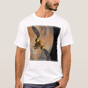 Een ruimteschip in een baan om Mars. T-shirt