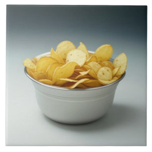 Een schaal met chips tegeltje