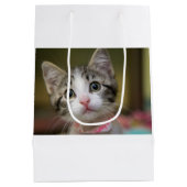 Een schattig kitten met groene ogen medium cadeauzakje (Achterkant)