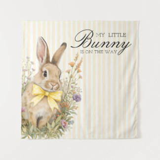 Een schattig klein bloemkonijn geel lint babyshowe wandkleed