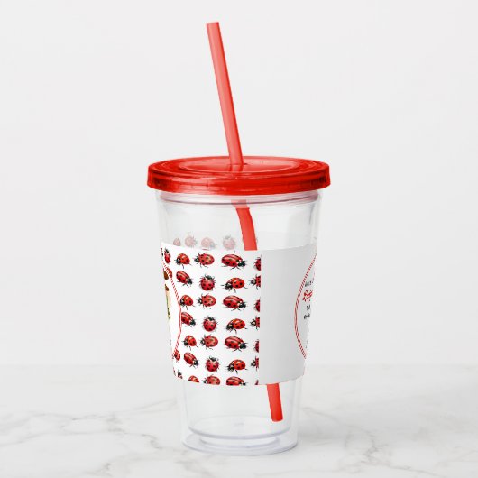 Een schattig lieveheersbeestje is op weg naar het  acryl drinkbeker (Links)