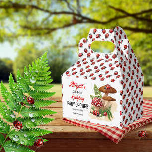 Een schattig lieveheersbeestje is op weg naar het  bedankdoosjes