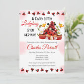 Een schattig lieveheersbeestje is op weg naar het  kaart (Staand voorkant)