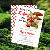 Een schattig lieveheersbeestje is op weg naar het  kaart