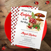 Een schattig lieveheersbeestje is op weg naar het  kaart